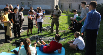 Молодежный совет Отделения СФР по Хакасии организовал для школьников военно-патриотические занятия 