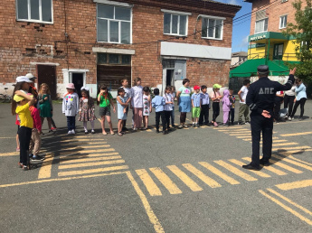 Безопасное лето: Таштыпские автоинспекторы продолжают проводить поучительные занятия с детьми