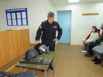 В Таштыпском районе старшеклассников познакомили с работой сотрудников полиции