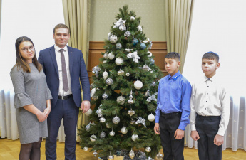 Акция «Ёлка желаний»: Валентин Коновалов исполнил новогодние желания троих ребят из Хакасии